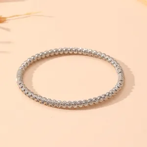 Vue détaillée du bracelet jonc en acier inoxydable argenté avec perles texturées