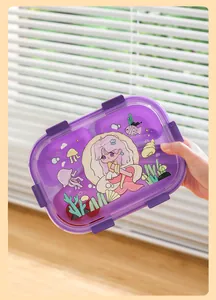 Primer plano de una mano sosteniendo una linda caja bento de sirena color morado