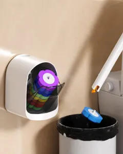 Gedetailleerde weergave van het vervangen van de wegwerptoiletborstelkop in de afvalbak