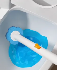 Detailopname van een wegwerp toiletborstelkop die blauw reinigingsmiddel afgeeft