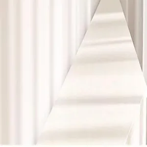 Primo piano del lungo scaffale portaoggetti bianco per letti a castello del dormitorio