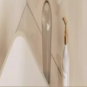 Close-up van een witte badkamerhoekplank met toiletartikelen in een moderne setting.