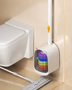 Wandgemonteerde wegwerp toiletborstelset met kleurrijke opzetborstels en lange steel.