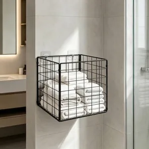 Moderno cesto portaoggetti in filo metallico nero a parete per l'organizzazione del bagno