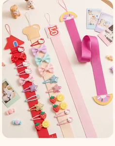 Dettaglio degli organizer colorati a cartoni per fermagli e fiocchi per bambini.