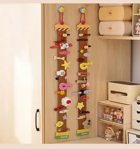 Détail de l'organisateur de barrettes mural avec divers accessoires de dessin animé