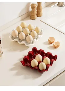 Vista detallada de elegantes bandejas de cerámica para huevos en rojo y blanco en cocina