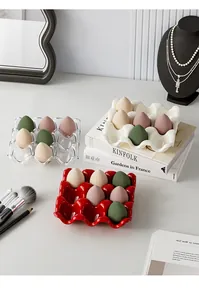Dettaglio portaspugnette trucco a 9 scomparti in ceramica bianca, rossa e trasparente.