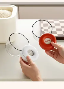 Cuchara medidora multifuncional con marcas de escala para arroz y cereales detalle