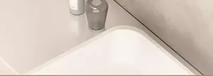 Detailopname van de gladde bovenkant van een witte wandgemonteerde badkamer opbergmand