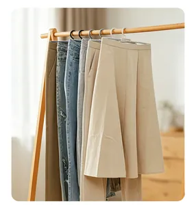 Detailweergave van verstelbare en uitschuifbare hangers voor broeken en rokken aan rek