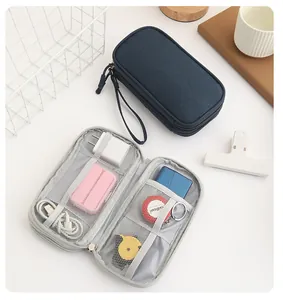 Borsa organizer elettronica per cavi e caricabatterie, vista aperta e chiusa, blu
