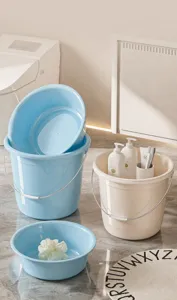 Set pratico di catini e secchi in plastica blu e beige per l'uso nel dormitorio