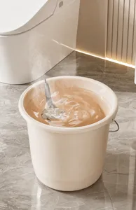 Primo piano del secchio in plastica ispessita che mostra resistenza al calore con acqua calda