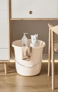 Set di secchi in plastica color crema minimalista per la lavanderia e il bagno