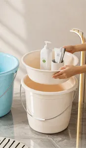 Set secchio e catinella in plastica resistente per una conservazione impilabile