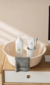Dettaglio di una bacinella in plastica spessa con accessori da bagno in un ambiente caldo