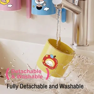 Gobelet de rinçage jaune avec motif de chien mignon, lavé sous un robinet de lavabo.