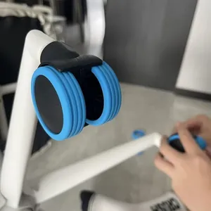 Gros plan sur le couvre-roue de valise en silicone bleu pour réduire le bruit