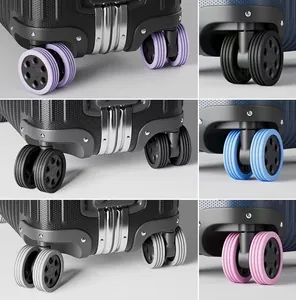 Détail rapproché des housses de protection en silicone colorées pour roues de valise