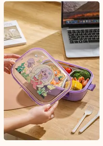 Detalle de una fiambrera bento de acero inox morada con tapa de sirena de dibujos