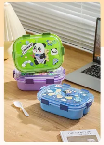 Vista detallada de fiambreras apilables con diseños de panda y avión en un escritorio de madera