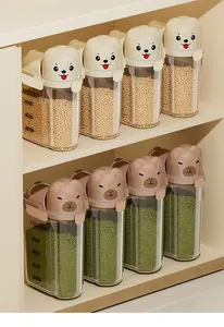 Detalle de botes de almacenaje de cereales con forma de oso en un armario