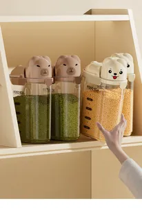 Detalle de botes de almacenamiento con tapas de animales llenos de granos secos