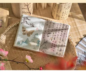 Detailansicht eines antiken A7-Hardcover-Notizbuchs mit Vintage-Collage-Seiten