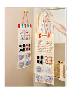 Organisateur d'accessoires de cheveux suspendu pour pinces et lunettes dans un placard.