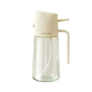 Dispenser per olio in vetro per spruzzare e versare in colore bianco crema.