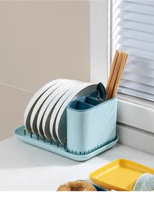 Detailansicht eines hellblauen Mehrzweck-Abtropfgestells für Geschirr mit Tellern.