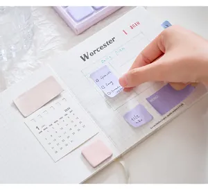Close-up van pastelachtige zelfklevende memobriefjes op een planner
