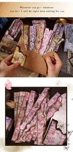 Vista dettagliata di adesivi vintage con farfalle e fiori per collage e decorazione