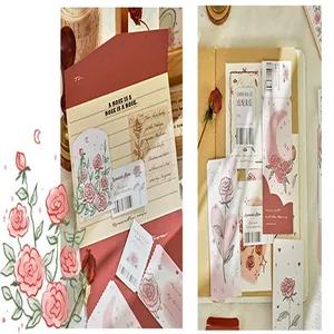 Dettaglio dei segnalibri in carta rosa disegnati a mano in un diario in stile vintage
