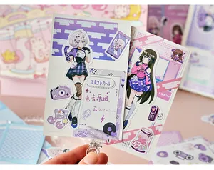 Detaillierte Nahaufnahme von Anime-Mädchen-Aufklebern für DIY-Scrapbooking in Lila und Rosa.
