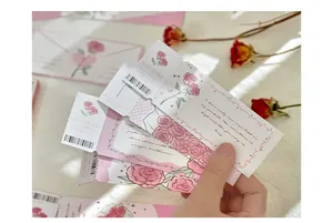 Primo piano di segnalibri in carta rosa vintage con dettagli di rose