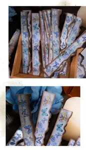 Dettaglio di adesivi vintage con farfalle blu e fiori per scrapbooking fai-da-te.