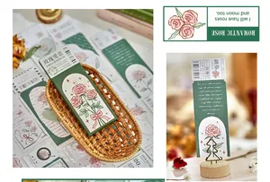 Dettaglio di segnalibri vintage con rose dipinte a mano e design a forma di biglietto.