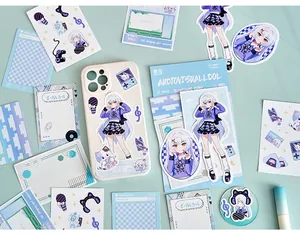 Detailansicht von Anime-Band-Mädchen-Aufklebern auf einer Handyhülle für süße DIY-Deko.