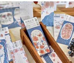 Primo piano di un segnalibro in carta con rose vintage e design a biglietto retrò