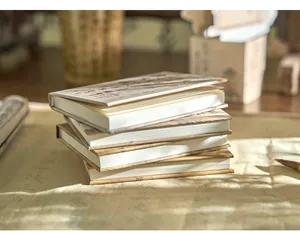 Nahaufnahme eines Stapels von A7 Vintage-Notizbüchern mit antiker chinesischer Kunst