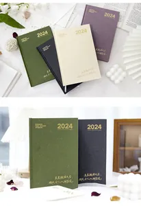 Gedetailleerd overzicht van de 2024 minimalistische planner met diverse kleuren.