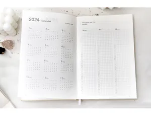Gedetailleerd aanzicht van de binnenpagina van een 2024 planner met kalender en jaarplan