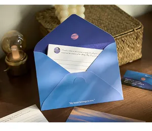 Detailansicht von künstlerischen blauen Umschlag und Briefpapier-Set mit Sonnenuntergang