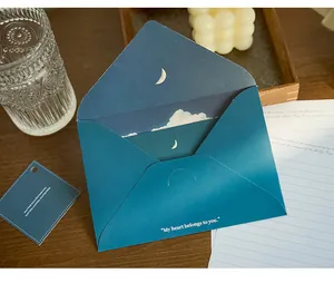 Romantischer blauer Umschlag und Briefpapier-Set mit Mondmuster und herzlichem Zitat.