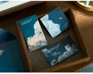Detailansicht von Briefkarten mit Wolkenhimmel-Muster in einem Vintage-Holztablett