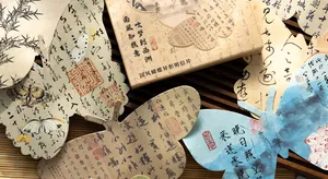 Detailansicht von schmetterlingsförmigen Postkarten mit traditioneller chinesischer Tuschmalerei.