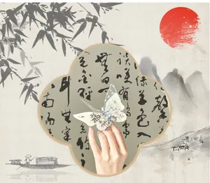 Traditionelle chinesische Postkarte in Schmetterlingsform mit eleganter Tuschemalerei.