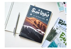 Quaderno a spirale A5 con copertina di montagna pittoresca e una matita d'argento